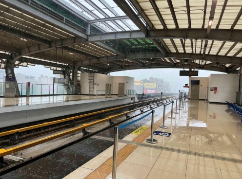 Nhà ga tàu Cát Linh - Hà Đông sau mưa lớn: Nước chảy từ mái xuống sàn, hành khách khốn đốn