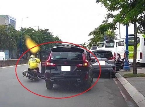 Va chạm do mở cửa xe thiếu quan sát: Cảnh báo thói quen nguy hiểm của nhiều tài xế ô tô
