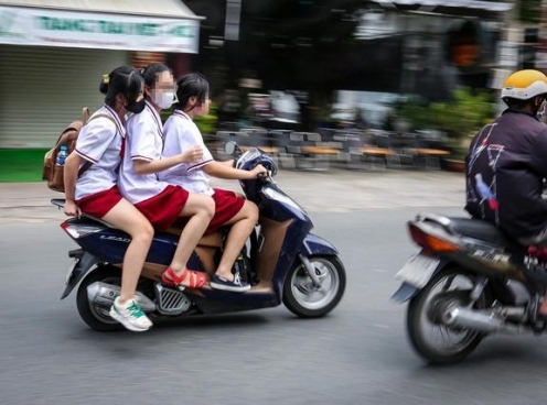 4 trường hợp hiếm hoi được phép chở hai người trên xe máy
