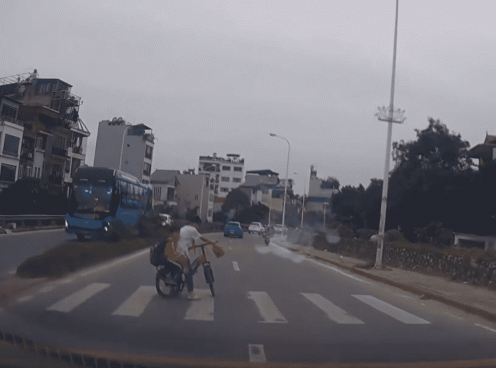 Ô tô phóng nhanh qua gờ giảm tốc, suýt đâm vào học sinh đi xe đạp
