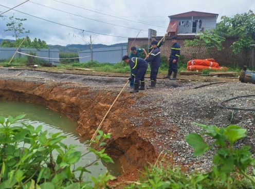 Bắc Kạn: Vẫn chưa tìm thấy nạn nhân rơi xuống 'hố tử thần' giữa quốc lộ