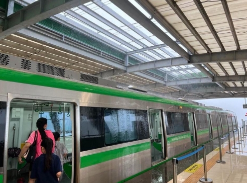 Tuyến metro Cát Linh - Hà Đông liên tục xảy ra sự cố: Mái nhà ga hư hỏng, nước chảy trong toa tàu