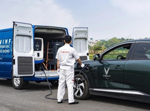 Người dùng VinFast cần biết: Xe điện hết pin giữa đường sẽ được kéo về trạm thay vì sạc tại chỗ