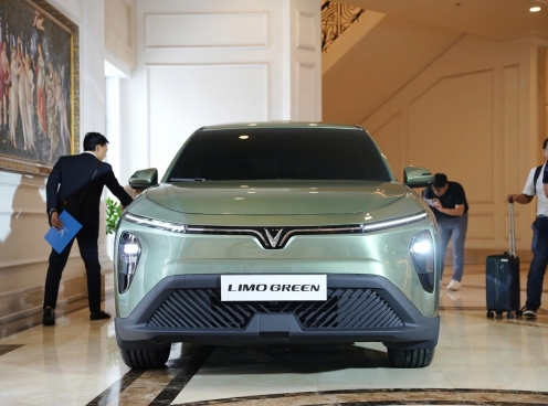 Limo Green lần đầu lộ diện công khai: MPV điện VinFast có gì đặc biệt khiến giới chạy dịch vụ không thể bỏ qua?