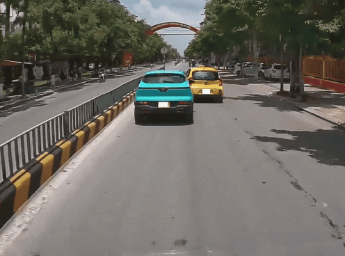 Hai xe taxi 'cà khịa' nhau trên phố gây phẫn nộ: Cộng đồng mạng yêu cầu truy cứu trách nhiệm