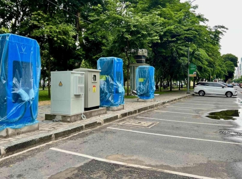 Hạ tầng sạc ô tô điện mở rộng với trụ sạc siêu nhanh đặt trên vỉa hè