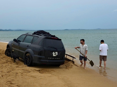 Tái diễn tình trạng ô tô chạy xuống bãi biển Tuy Hòa, tài xế bị công an mời làm việc