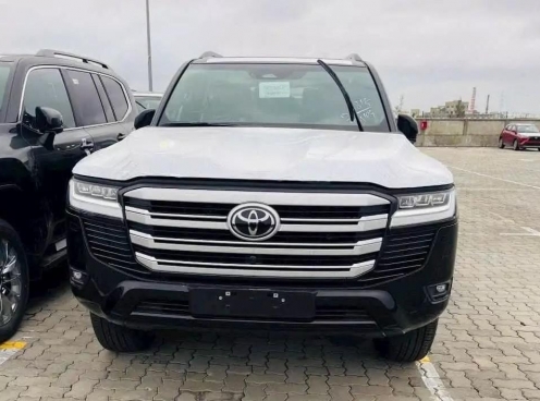 Toyota Land Cruiser LC300 2025 cập bến Việt Nam: Bổ sung trang bị, xe vẫn 'kèm lạc' tại đại lý