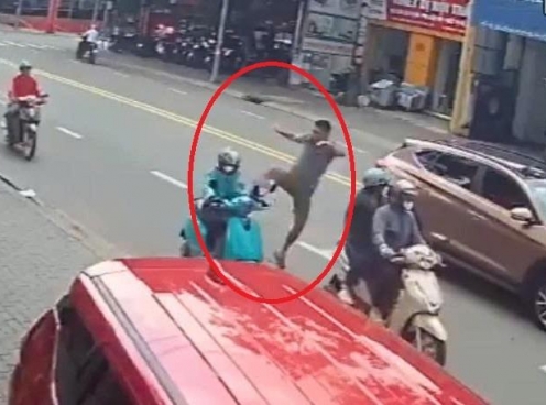 Nữ tài xế xe ôm công nghệ bị đạp ngã giữa đường sau khi nhắc nhở hành vi thiếu văn minh