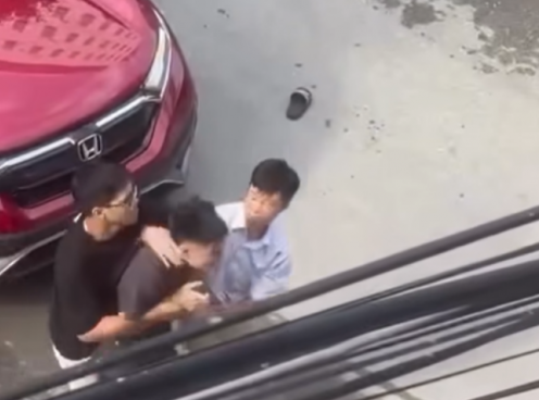 Bắc Giang: Điều tra vụ hai bố con khống chế nam thanh niên giữa đường sau va chạm giao thông