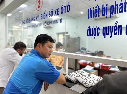 Lệ phí cấp biển số ô tô tại một số địa phương tăng lên 20 triệu đồng sau sáp nhập