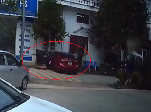 Chỉ vì quên thao tác này, chiếc xe mất kiểm soát ngay khi tài xế rời khỏi ghế lái