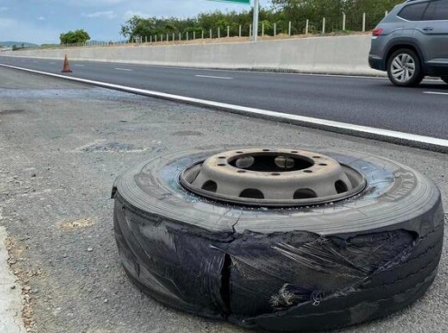 Nổ lốp ô tô: Nguyên nhân thường gặp, dấu hiệu cảnh báo và cách xử lý an toàn