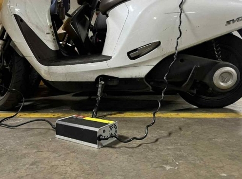 Sạc xe máy điện tại nhà sao cho an toàn? Những lưu ý quan trọng để tránh cháy nổ