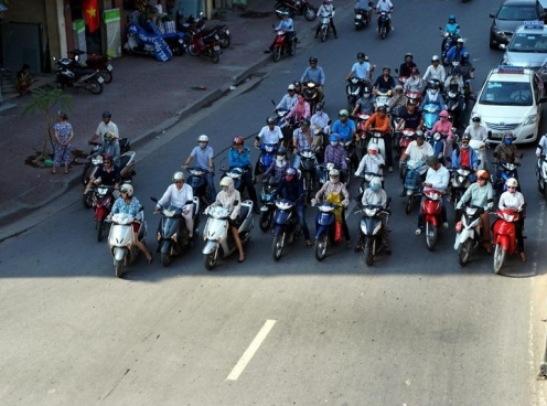 Chờ đèn đỏ dưới bóng râm tránh nắng nóng: Coi chừng bị phạt vì dừng xe sai vị trí