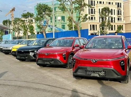 VinFast chính thức giao lô xe điện Limo Green đầu tiên đến tay người dùng Việt