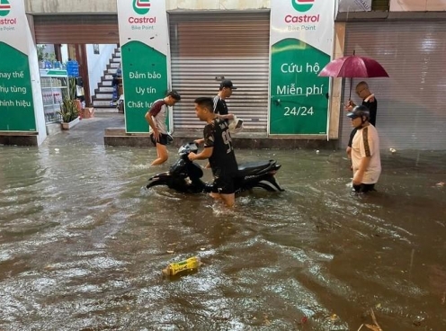 Trận mưa 'giải nhiệt' Hà Nội gây ngập diện rộng, chuyên gia khuyến cáo cảnh giác mưa lớn vào chiều tối