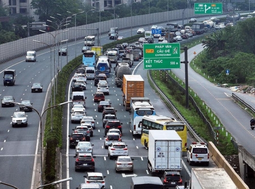 Thí điểm cấm xe tải, xe khách đi vào làn tốc độ cao nhất trên cao tốc