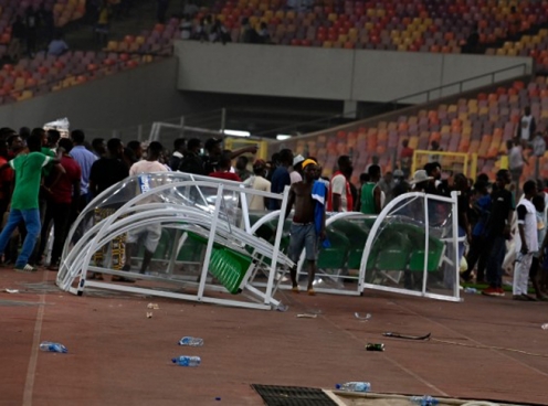 Kinh hoàng vụ fan Nigeria tấn công SVĐ, một trọng tài đã không qua khỏi