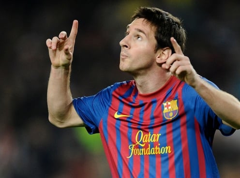 Tại sao Messi lại giơ tay lên trời sau khi ghi bàn?