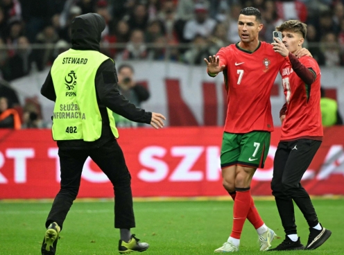 Ronaldo bảo vệ CĐV quá khích, tạo dáng 'tự sướng'