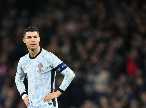 Ronaldo bị chỉ trích 'kìm hãm' tuyển Bồ Đào Nha