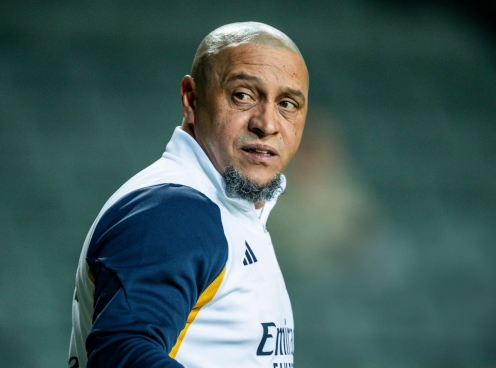 Roberto Carlos lên tiếng về tin 'ngủ ngoài sân tập'