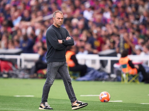 HLV Hansi Flick chỉ thẳng người hùng của Barca trước Real