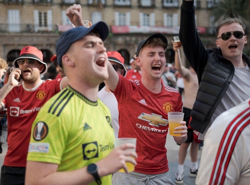 Cổ động viên MU và Tottenham hỗn chiến trước chung kết C2