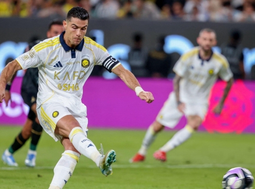 Ronaldo trượt pen rồi ghi bàn, giúp Al Nassr hạ Al Khaleej
