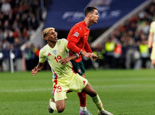 Cổ động viên: 'Ronaldo đã thay Messi tắm cho Yamal'