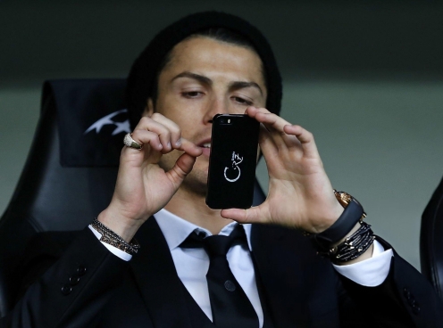 Ronaldo tặng Iphone đời mới cho các đồng đội Real