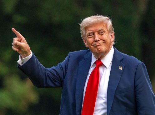 Gạt Messi và Ronaldo, Donald Trump chỉ thẳng GOAT của bóng đá