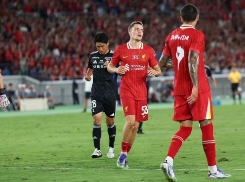 Tân binh tỏa sáng, Liverpool ngược dòng đánh bại đội Nhật Bản