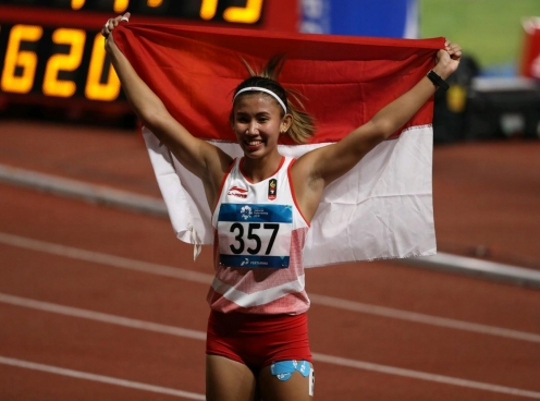 Indonesia lần đầu tiên trong lịch sử có VĐV nữ được cầm cờ tại SEA Games