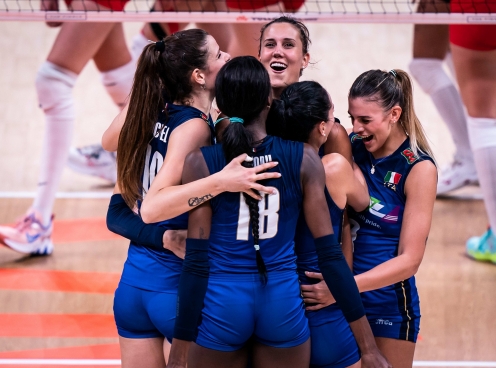 Vượt qua áp lực khán giả, tuyển nữ Ý hẹn gặp Brazil ở chung kết VNL 2022