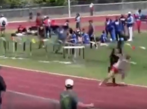 VIDEO: VĐV đang dẫn đầu đường chạy bất ngờ bị đối thủ đánh lén