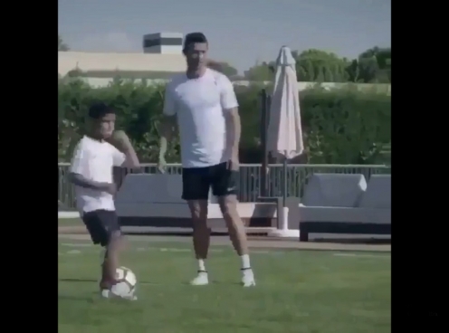 Con trai Ronaldo dứt điểm đẳng cấp, lập 'hattrick' vào lưới huyền thoại MU
