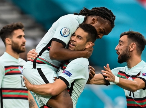 Sao Bundesliga khiến thủ thành Hungary đứng hình, mang về bàn thắng cho Bồ Đào Nha