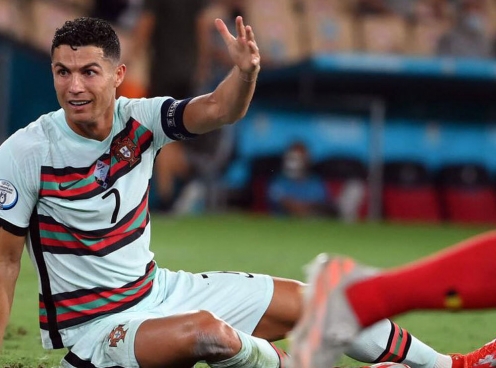 Ronaldo nhận ‘mưa chỉ trích’ vì hành động lố bịch trước ĐT Bỉ