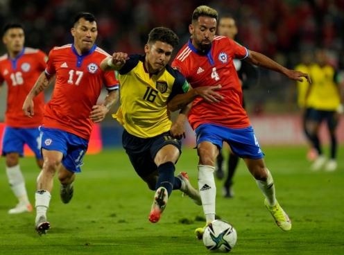 Chile 'phơi áo' trước Ecuador trên sân nhà