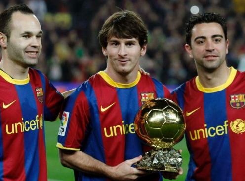 Xavi và Iniesta 'đau đớn' khi Messi khoác áo PSG