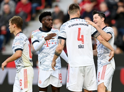 Bayern lên ngôi đầu Bundesliga bằng hiệp đấu hủy diệt