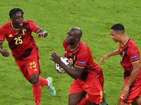 Video bàn thắng Bỉ 1-2 Italia: Tạm biệt 'đội bóng số 1 thế giới'