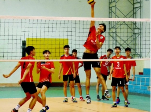Đội bóng chuyền Vĩnh Long mang cầu thủ cao 2m14 đến tham dự giải VĐQG 2022