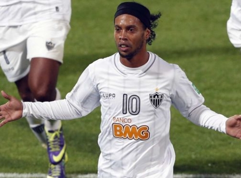 Vượt Neymar, Ronaldinho làm Vua Nam Mỹ 2013