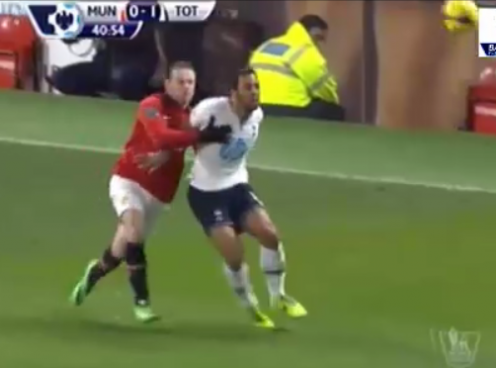 Video bóng đá: Rooney nổi đóa với cầu thủ Tottenham