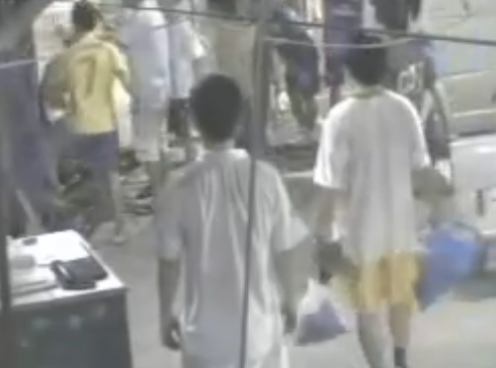 Video: Bị đánh hội đồng vì trộm xe ở sân bóng