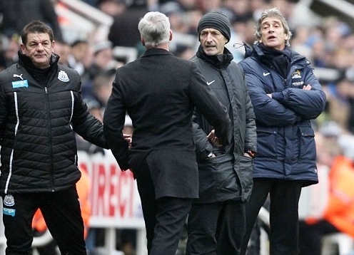 HLV Newcastle: Hết doạ tát Mourinho lại chửi Pellegrini