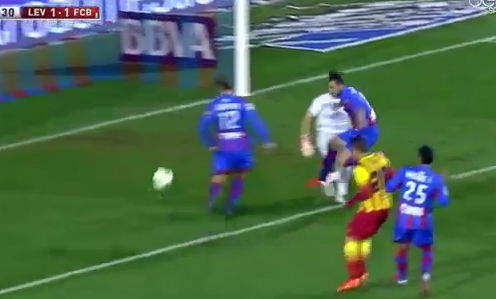 Video bàn thắng: Hậu vệ Levante 'bị ép' phải phản lưới cho Barca